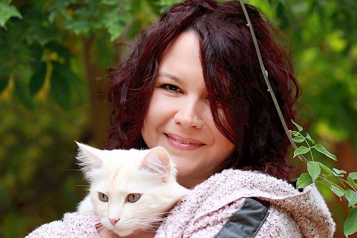 Christiane Schimmel mit Katze in der Hand